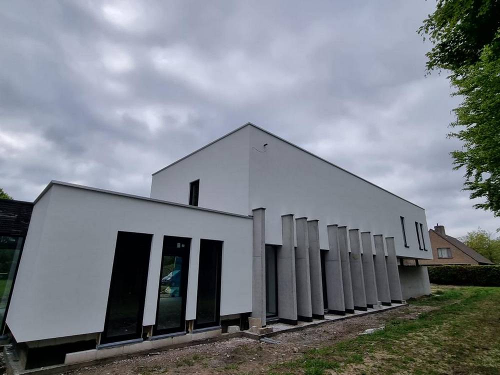 Witte crepigevel van een woning in Varsenare